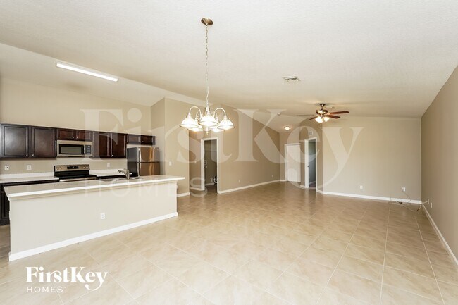 Foto del edificio - 283 SW Tulip Blvd