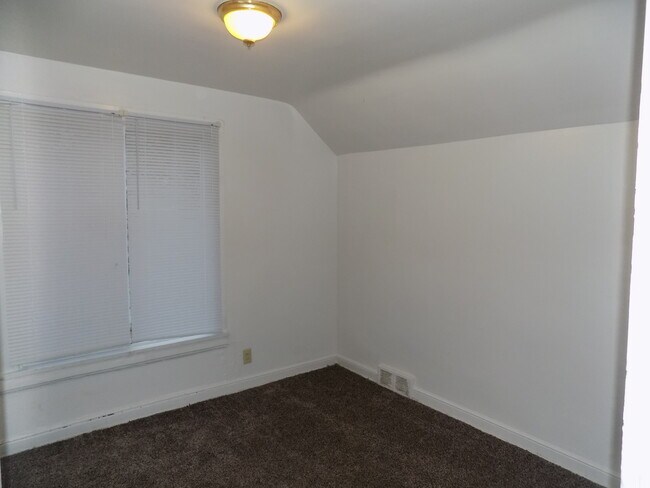 Building Photo - 118 9th St NE