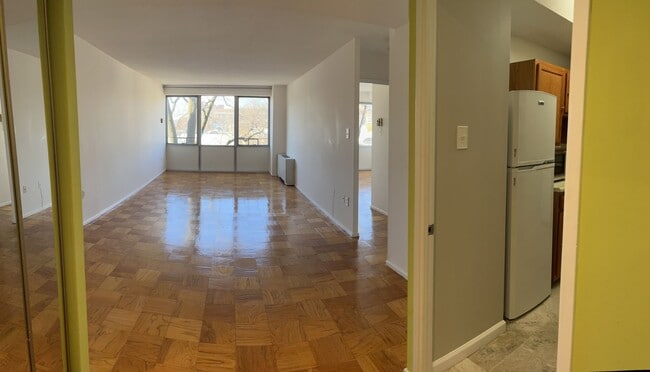 Building Photo - Large 744 sq.ft. 1 bedroom in historic Riverpark DC building