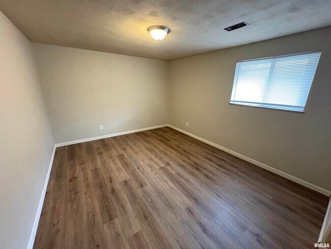 Foto del edificio - 2613 W Wardcliffe Dr