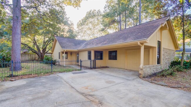 Building Photo - 1906 Woodhue Dr