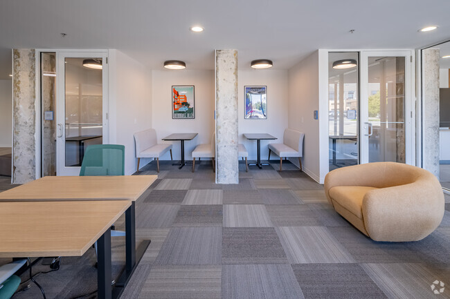 Business Center - The Pulse