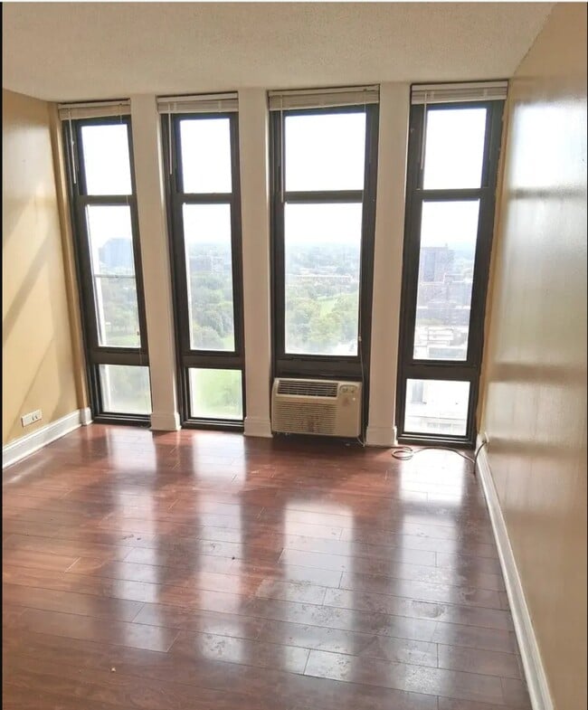 Foto del edificio - 6700 S South Shore Dr