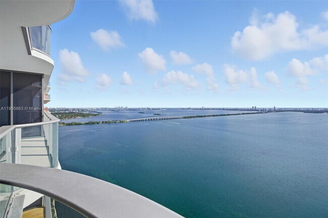 Foto del edificio - 700 NE 24th St