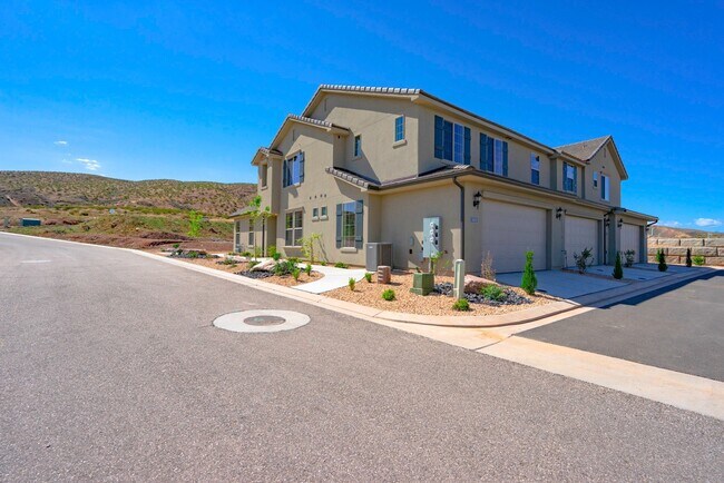 Foto del edificio - Modern 2018-Built Home with Main-Floor Primary Suite