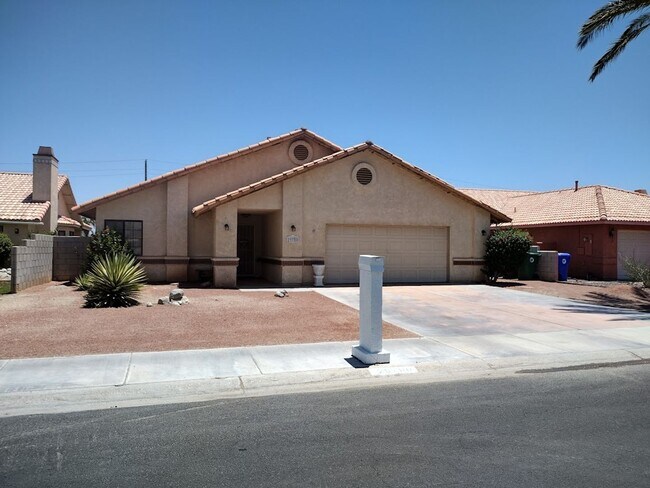 Building Photo - 3 Bed / 2 Bath Home with 2 Car Garage and ...