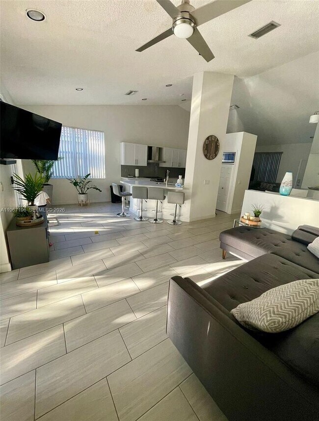 Foto del edificio - 755 Sand Creek Cir