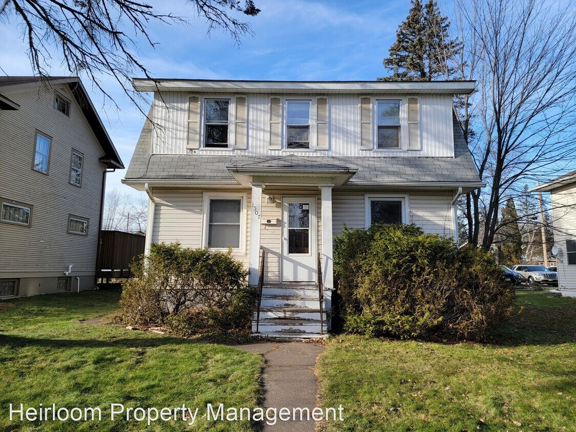 5 br, 2 bath House 1507 Waverly Ave House Rental in Duluth, MN