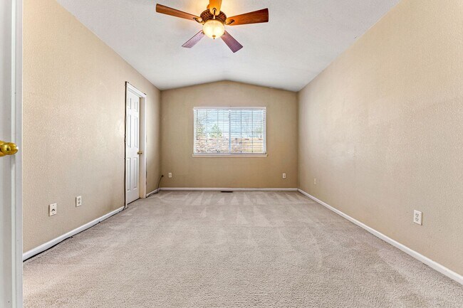 Building Photo - 2 bedroom, 1.5 bath townhome in Thornton