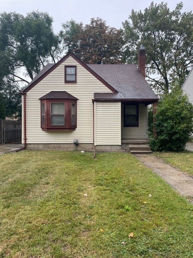 Building Photo - 823 E Second St