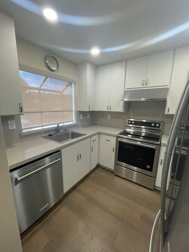 Foto del edificio - $3190 -- Beautifully Remodeled Townhome in...
