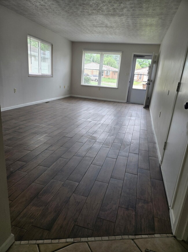 Building Photo - 1335 Seneca Dr