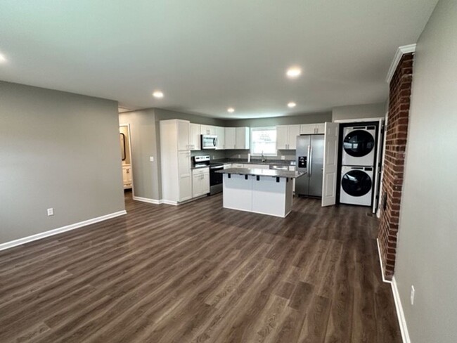Building Photo - Beautiful Renovated 3 bedroom 2 bath house