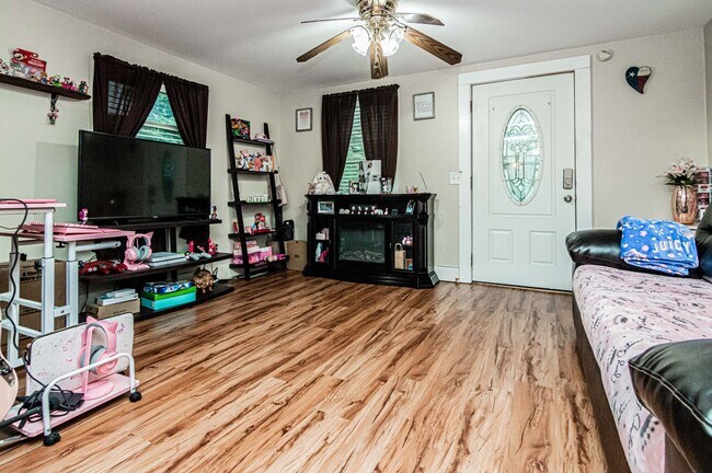 Foto del edificio - Please View 3D Virtual Walk-Through Before Scheduling a Showing