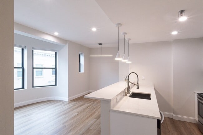 Building Photo - 636 Beacon St