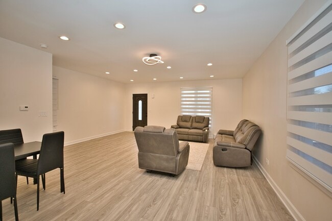 Foto del edificio - 4616 N Kostner Ave