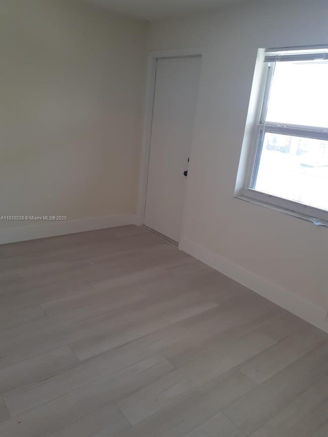 Building Photo - 1520 NE 56th St