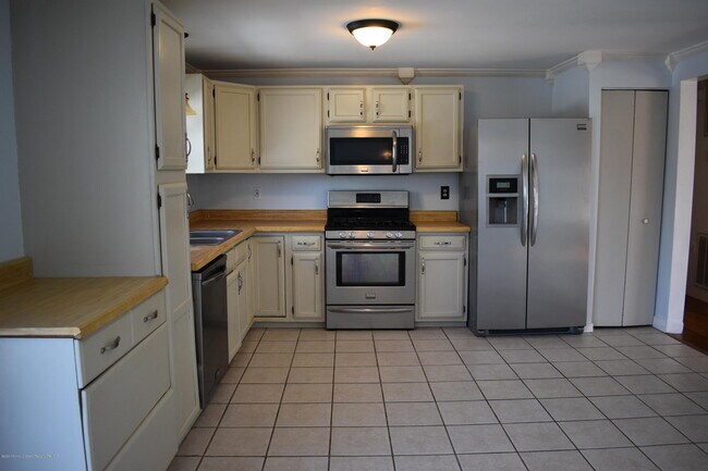 Building Photo - 801 Maple Ave