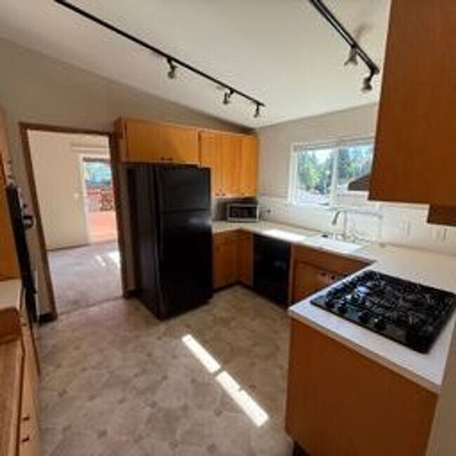 Building Photo - Beautiful home in highly desirable Bellevue neighborhood.