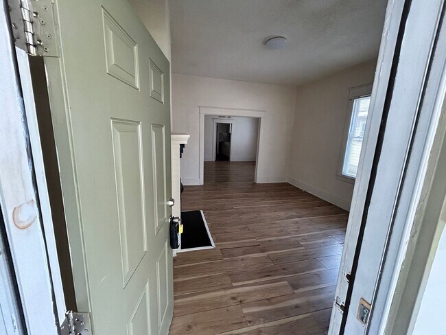 Building Photo - 2 Bedroom House
