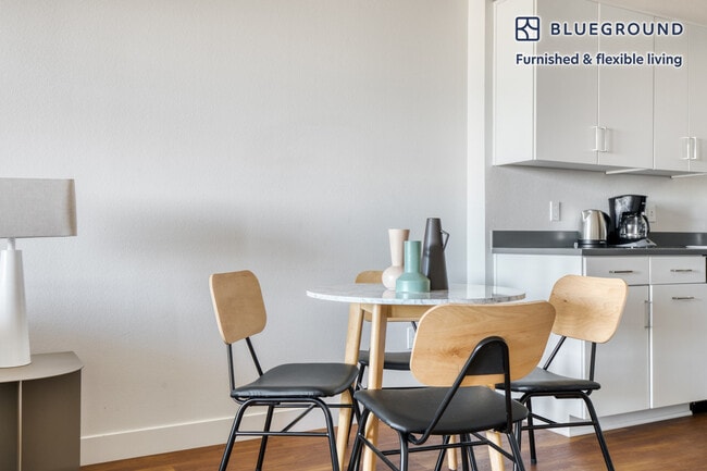 Building Photo - 417 Centinela Ave