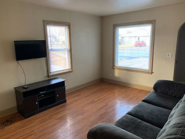 Building Photo - 3 Bed, 1 Bath Centrally Located with Spaci...