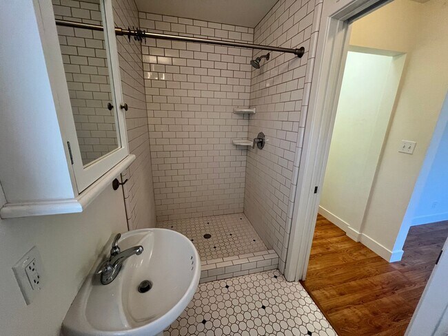 Building Photo - COMPLETELY DETACHED ADU STUDIO UNIT EDGE O...
