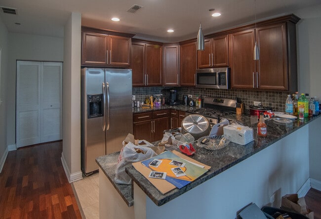 Foto del edificio - 4950 N Western Ave