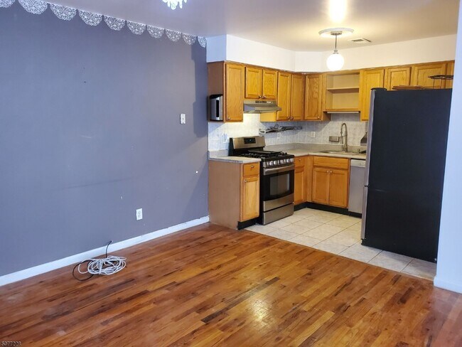 Building Photo - 968 Grove St