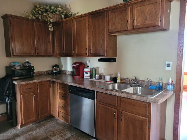 Foto del edificio - 4 bedroom 2 bath house in SE St Cloud