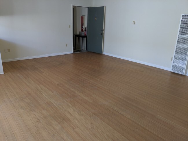 Foto del edificio - 11743 Mayfield Ave