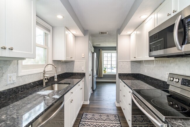 Foto del edificio - 24 Homeward Ln