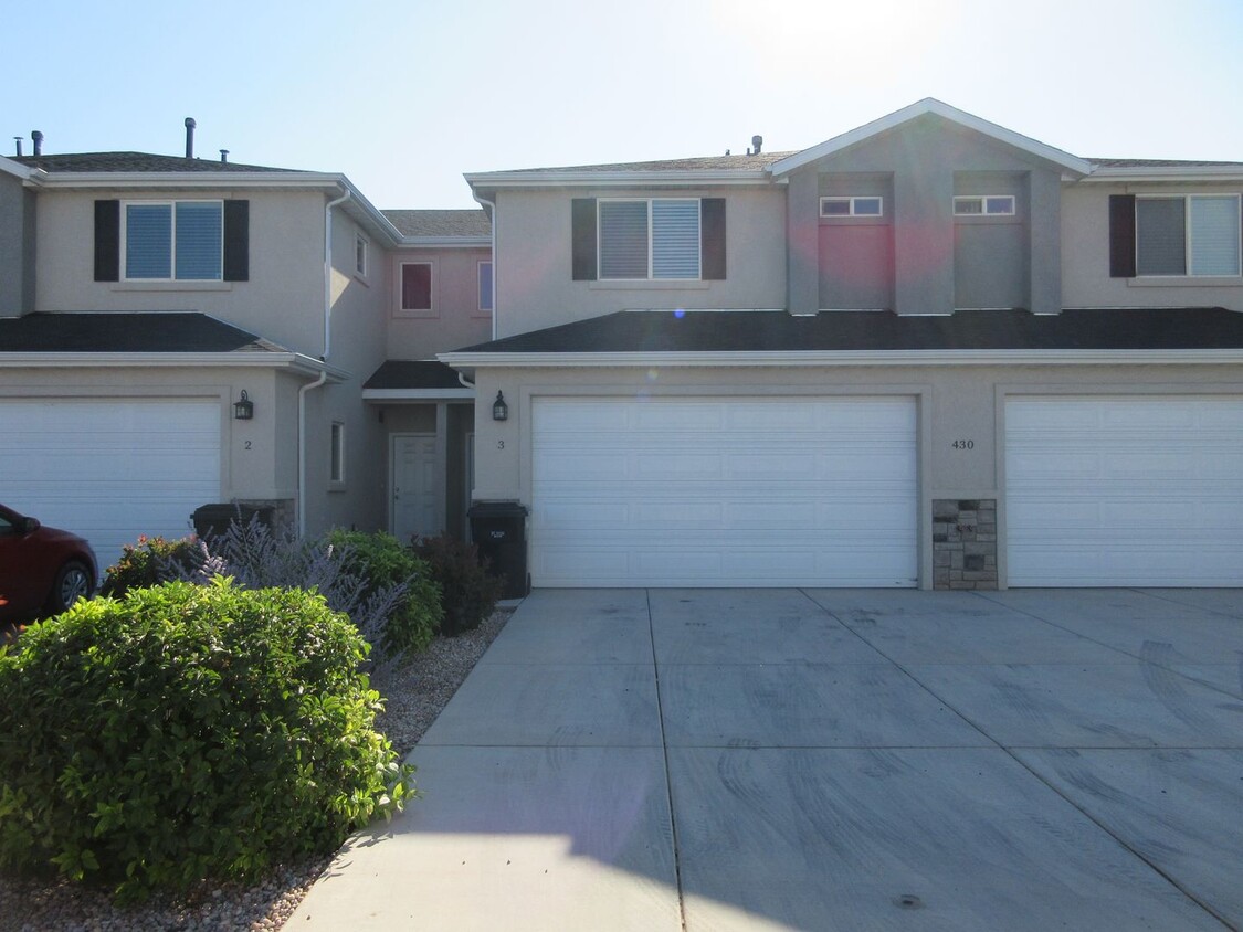 Foto principal - 3 bed 2.5 bath - Newer townhome in the hea...