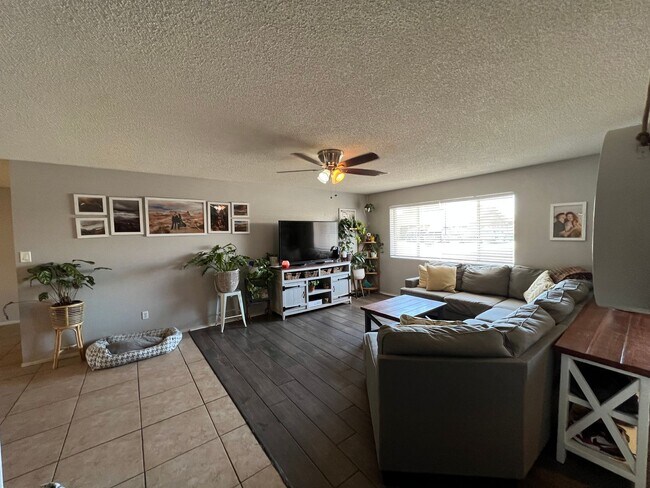 Foto del edificio - 4 BEDROOM HOME CLOSE TO SCHOOLS!