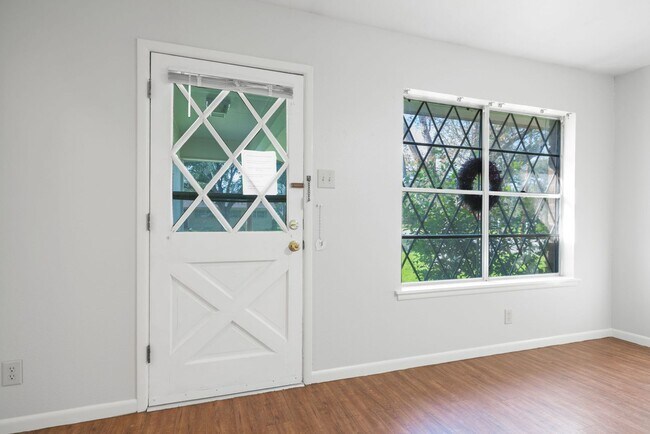 Foto del edificio - Spacious 3BR Duplex Less Than 1 Mile from Texas State University