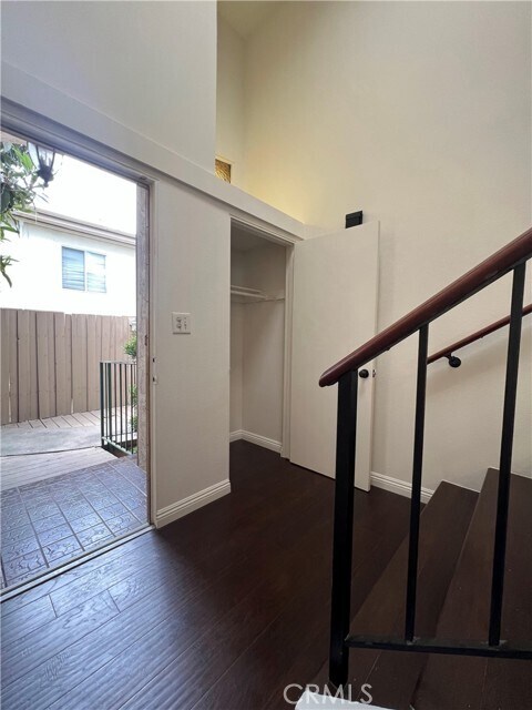 Building Photo - 841 W Duarte Rd