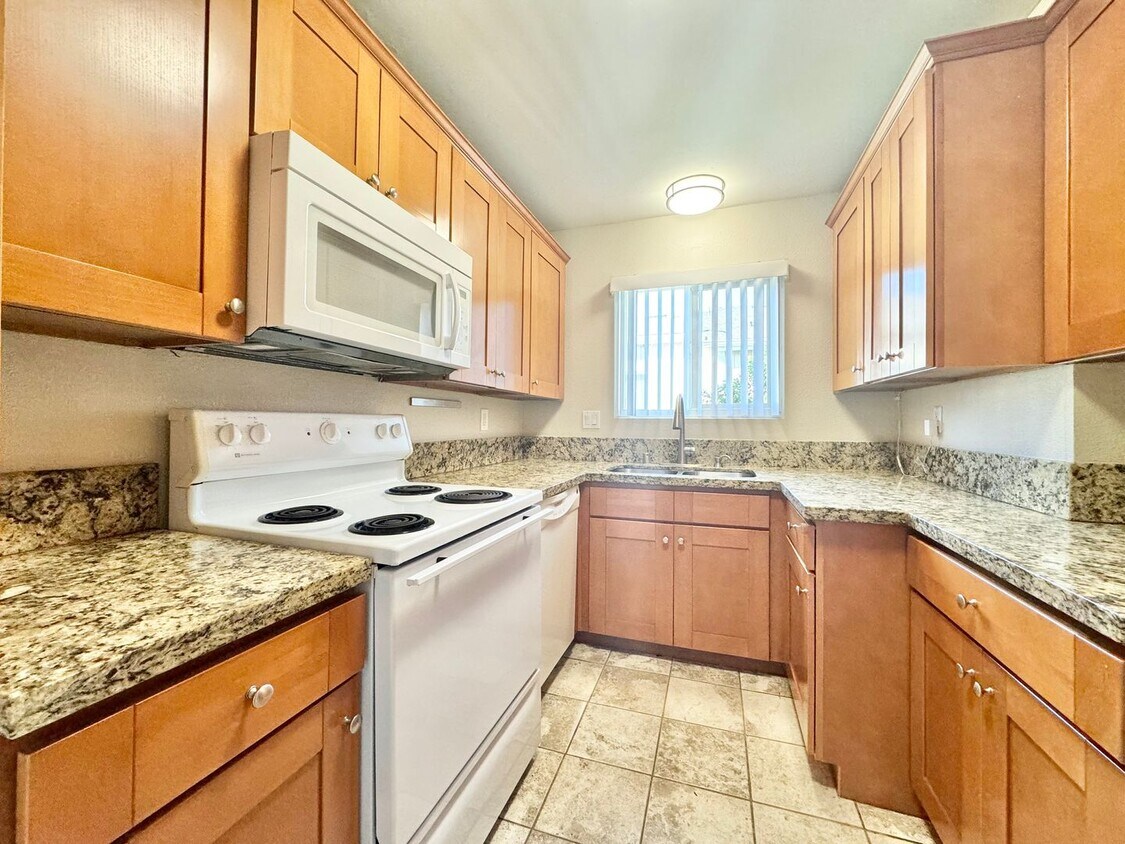 Primary Photo - Beautiful 2Bd/1.5Ba Unit With Garage Parki...