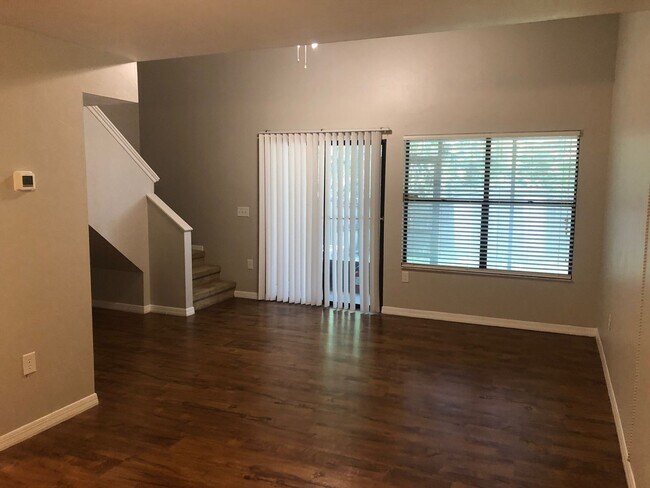 Building Photo - Great Town House in Green Leaf