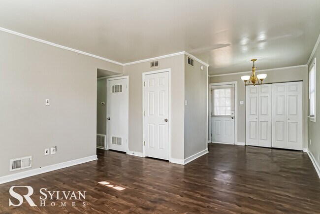 Building Photo - Sweet 3BR 1BA home ready for new residents