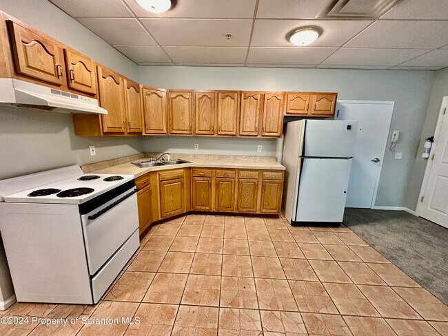 Foto del edificio - 352-352 Adams Ave