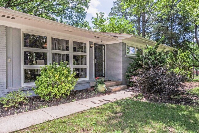 Foto del edificio - 527 Inwood Dr