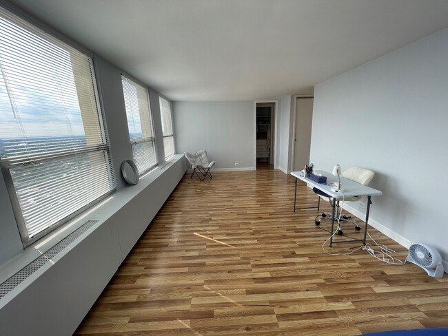 Foto del edificio - 2626 N Lakeview Ave