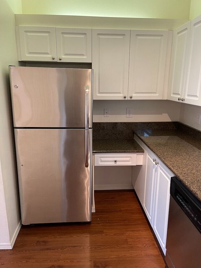 Building Photo - Extremely Gorgeous and Spacious 2 bedroom Condo