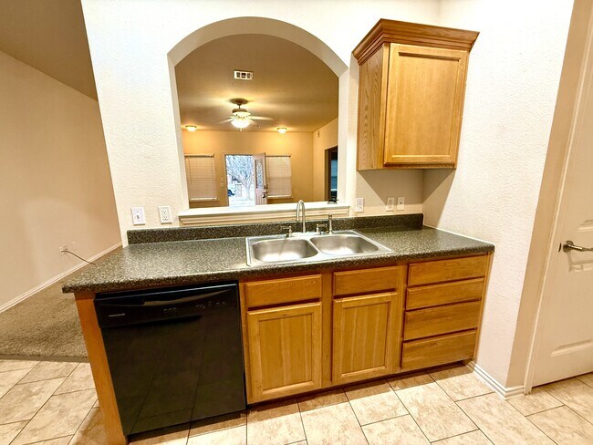 Building Photo - 4628 Lakeshore Dr