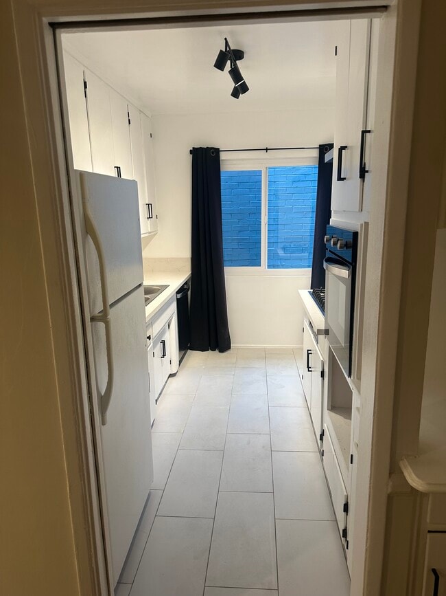 Building Photo - 8231 De Longpre Ave