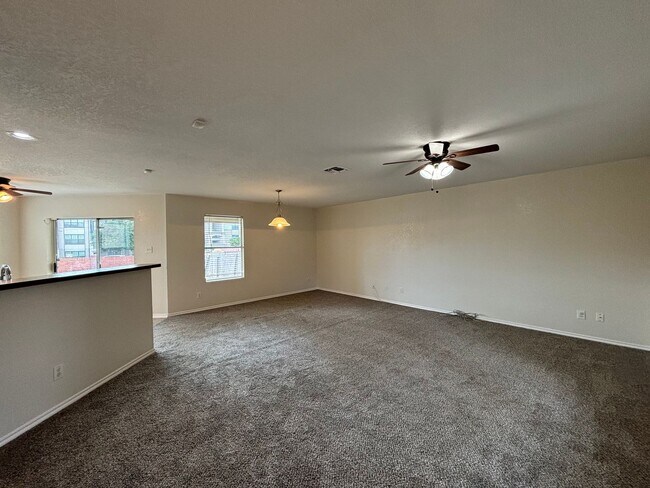 Building Photo - Great location 151 and Ingram!