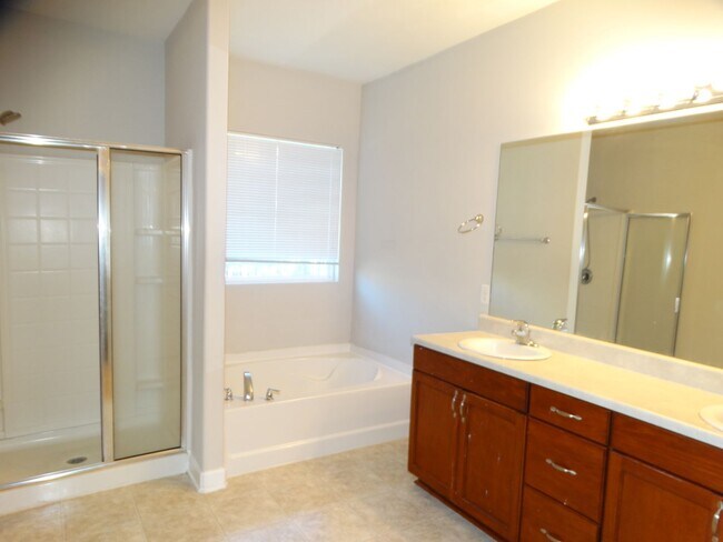 Building Photo - 5 bed 3.5 bath