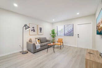 Building Photo - 700 SW 11th Ave