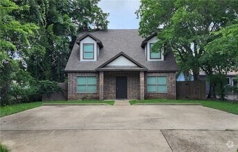 Building Photo - 226 Lynn Dr