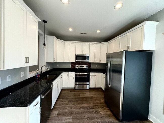 Building Photo - END UNIT Sunburst Villa Luxury Townhouse W...